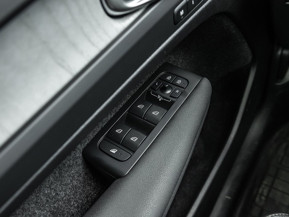 2025 Volvo XC40 Plus Dark Theme-12