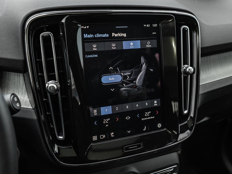 2025 Volvo XC40 Plus Dark Theme-16