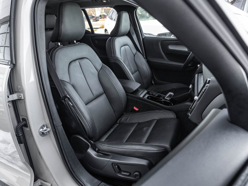 2025 Volvo XC40 Plus Dark Theme-23