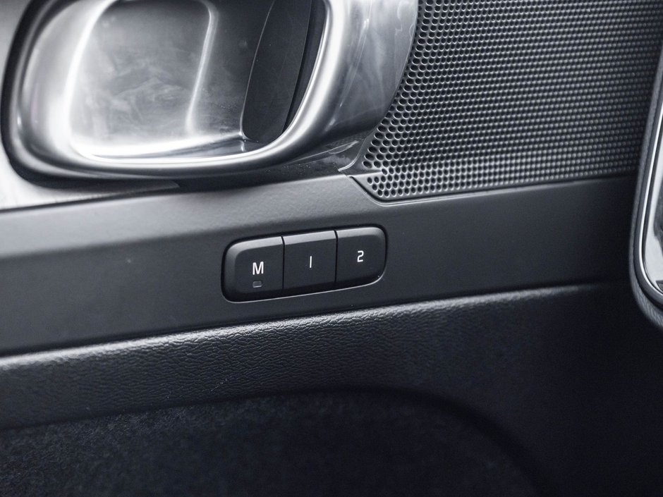 2025 Volvo XC40 Plus Dark Theme-16