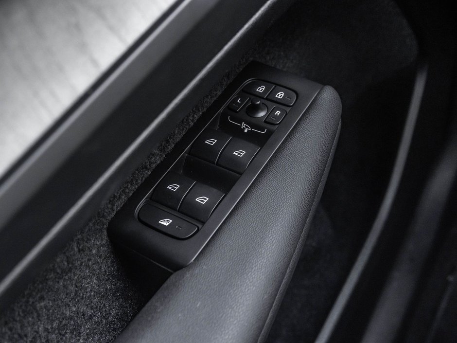 2025 Volvo XC40 Plus Dark Theme-15