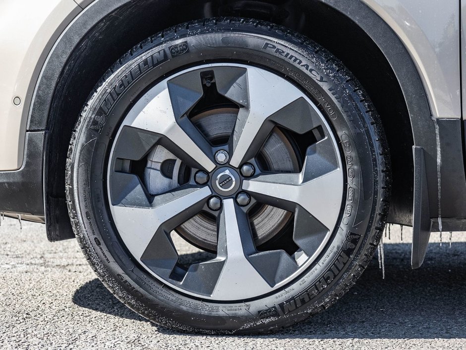 2025 Volvo XC40 Plus Dark Theme-3