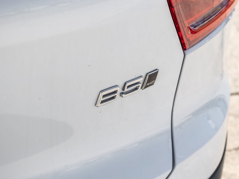 2025 Volvo XC40 Plus Dark Theme-7