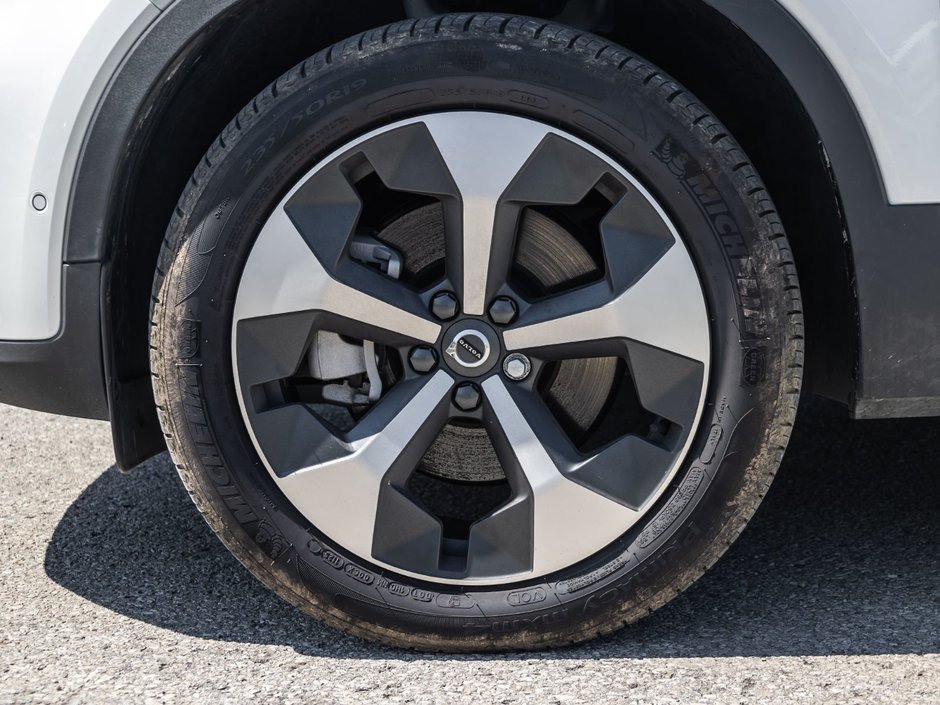 2025 Volvo XC40 Plus Dark Theme-3