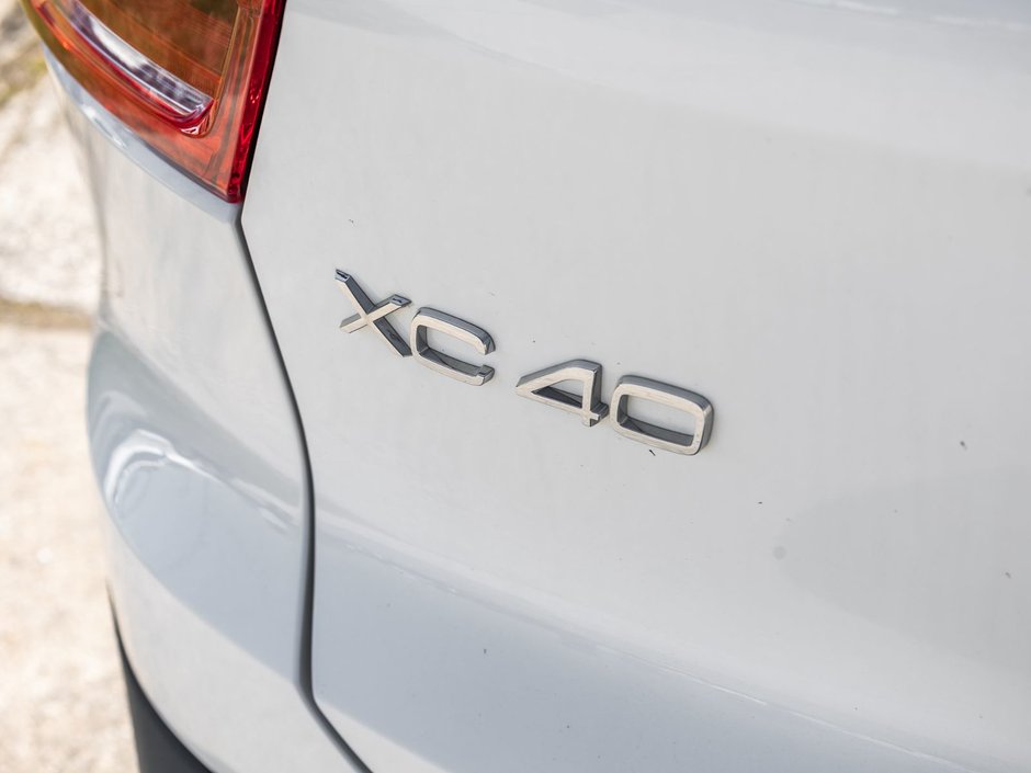 2025 Volvo XC40 Plus Dark Theme-6
