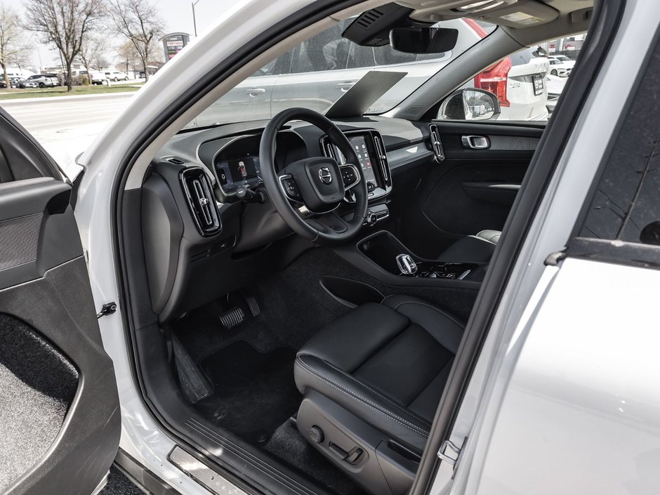 2025 Volvo XC40 Plus Dark Theme-8