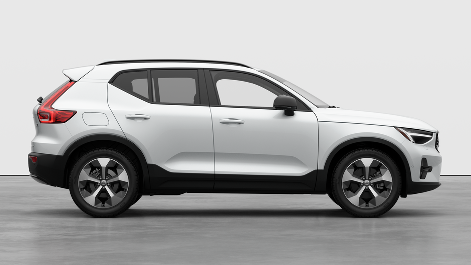 2026 Volvo XC40 Plus Dark Theme-6