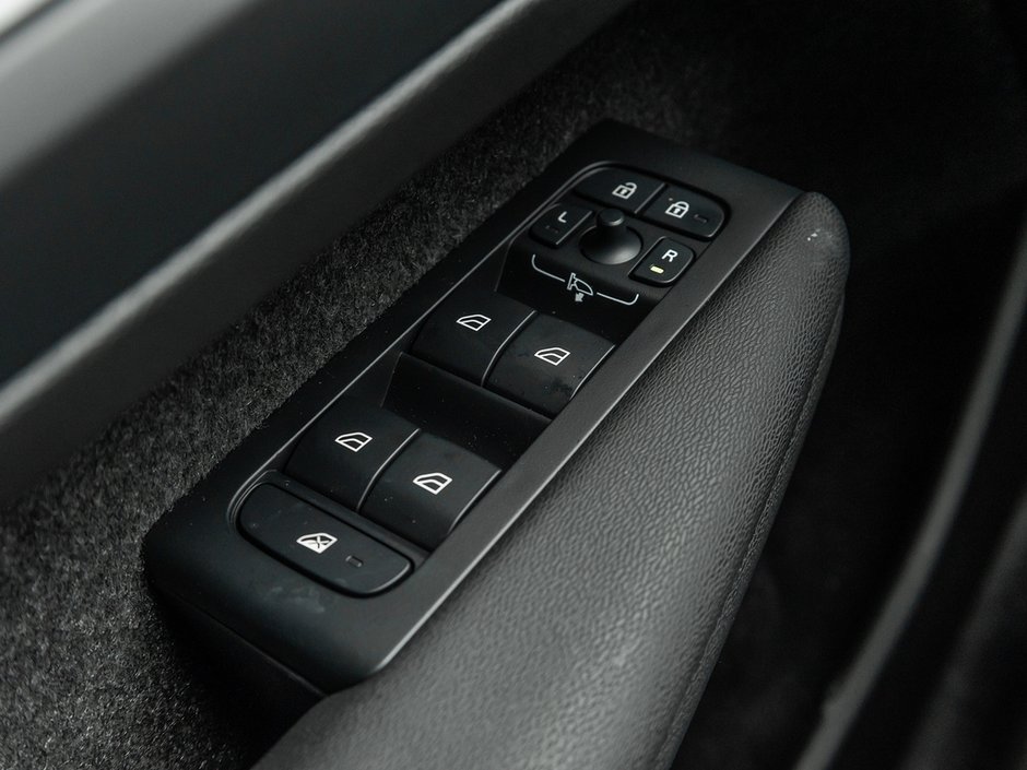 2026 Volvo XC40 Plus Dark Theme-13