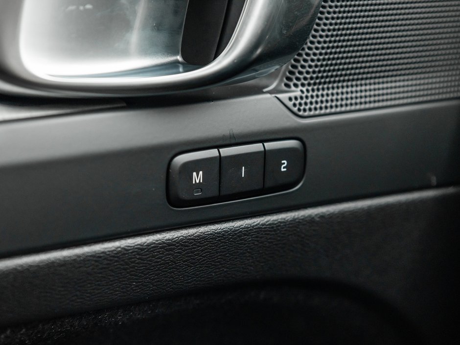 2026 Volvo XC40 Plus Dark Theme-15