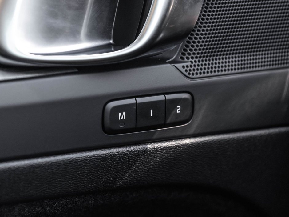2026 Volvo XC40 Plus Dark Theme-15