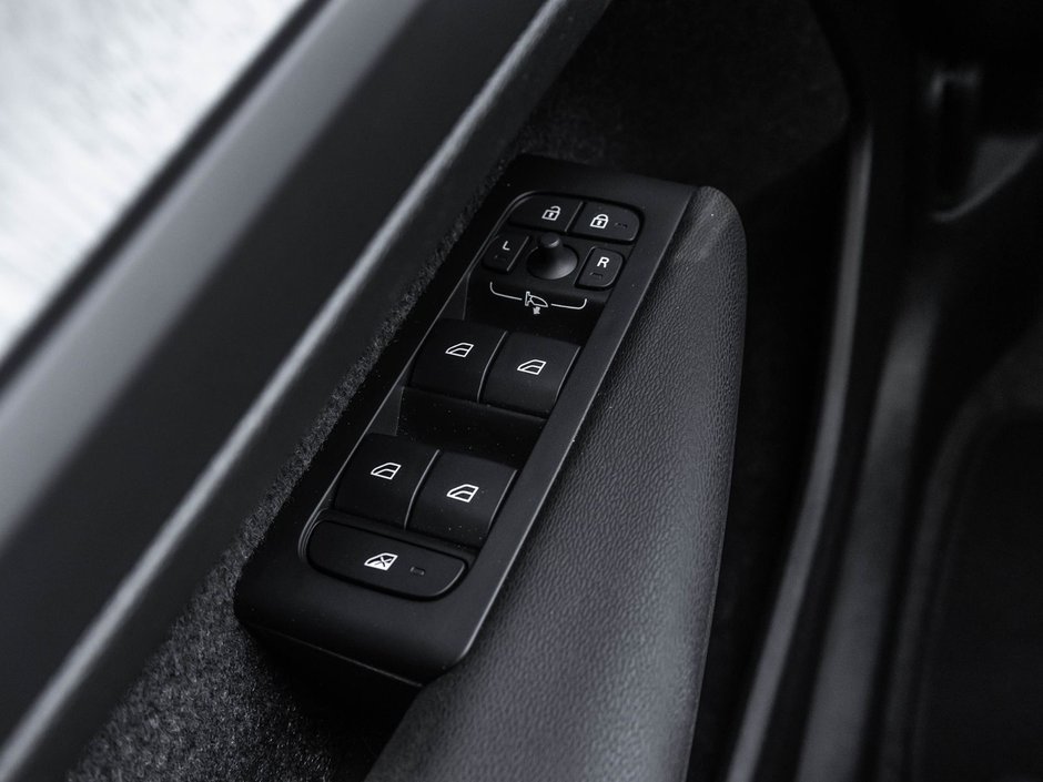 2026 Volvo XC40 Plus Dark Theme-14