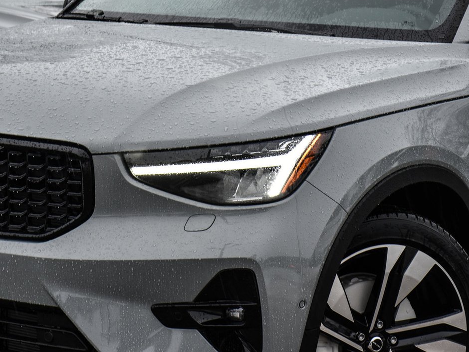 2026 Volvo XC40 Plus Dark Theme-2