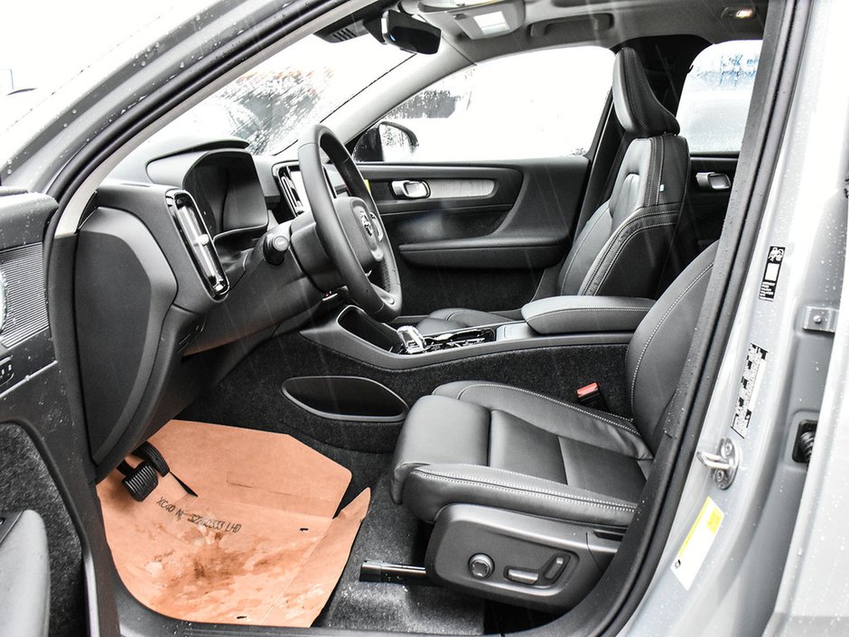 2026 Volvo XC40 Plus Dark Theme-14