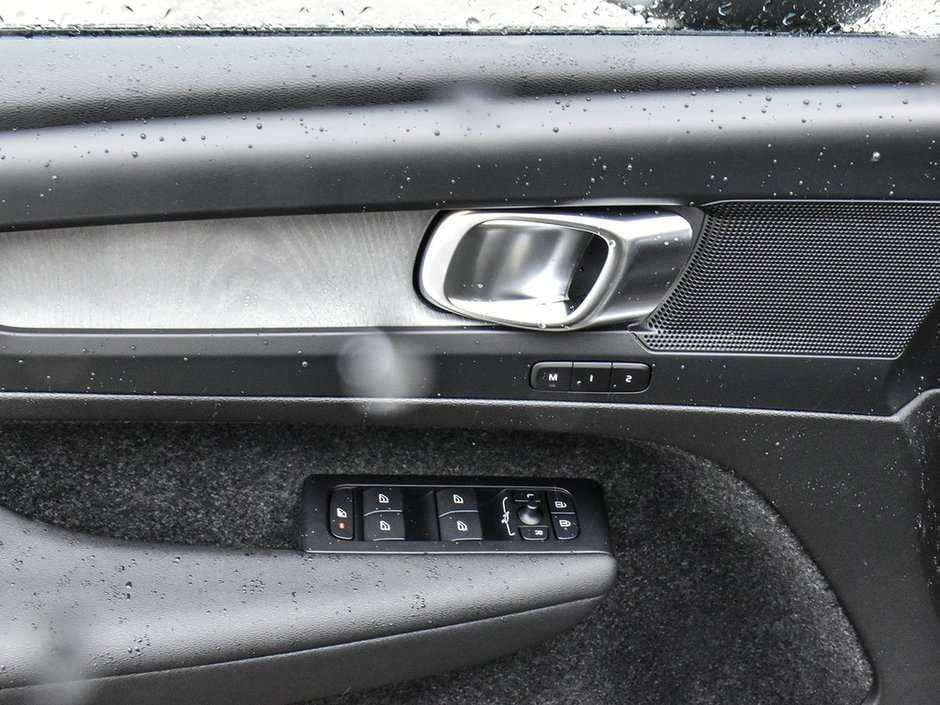 2026 Volvo XC40 Plus Dark Theme-11