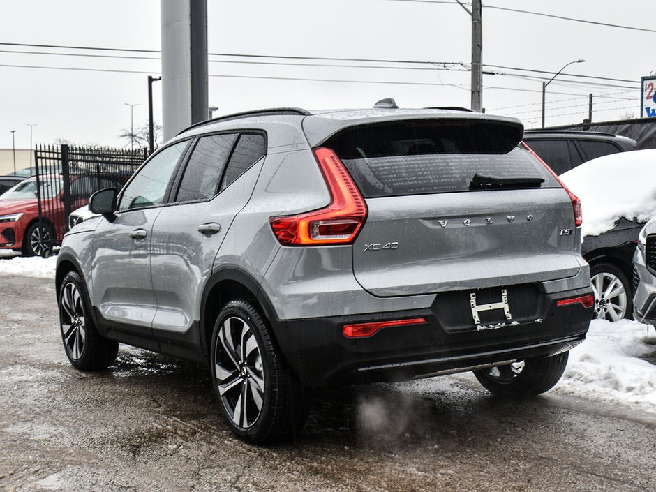 2026 Volvo XC40 Plus Dark Theme-6