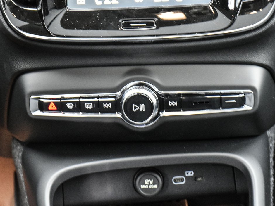 2026 Volvo XC40 Plus Dark Theme-23