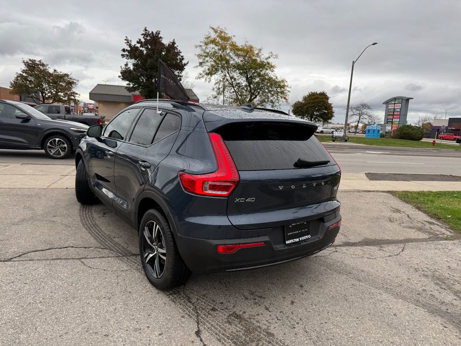 2026 Volvo XC40 Core (Dark Theme)-12