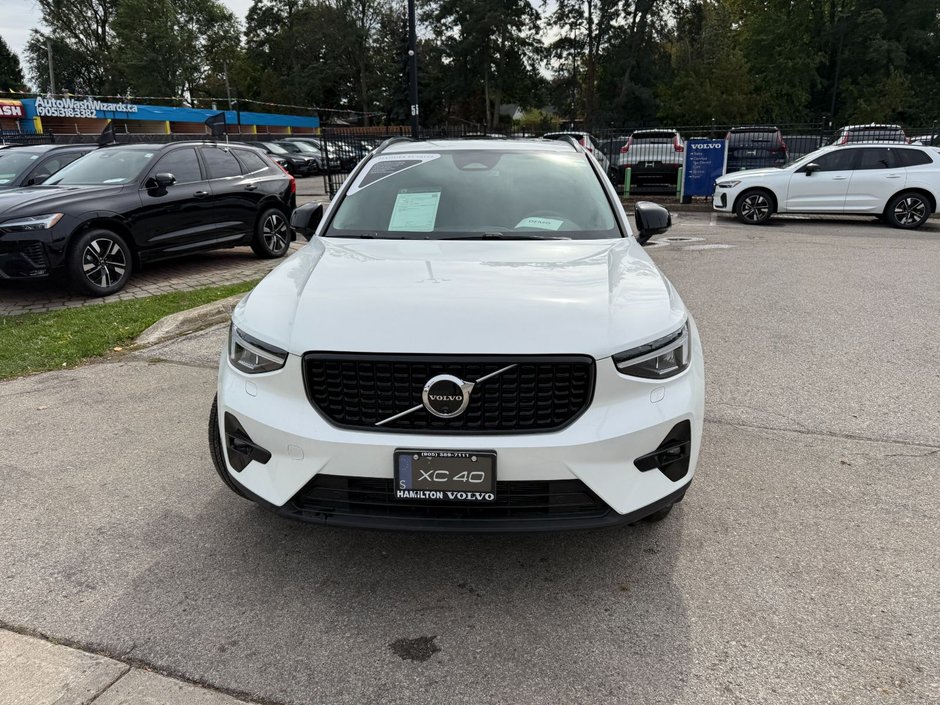 2026 Volvo XC40 Plus (Dark Theme)-5