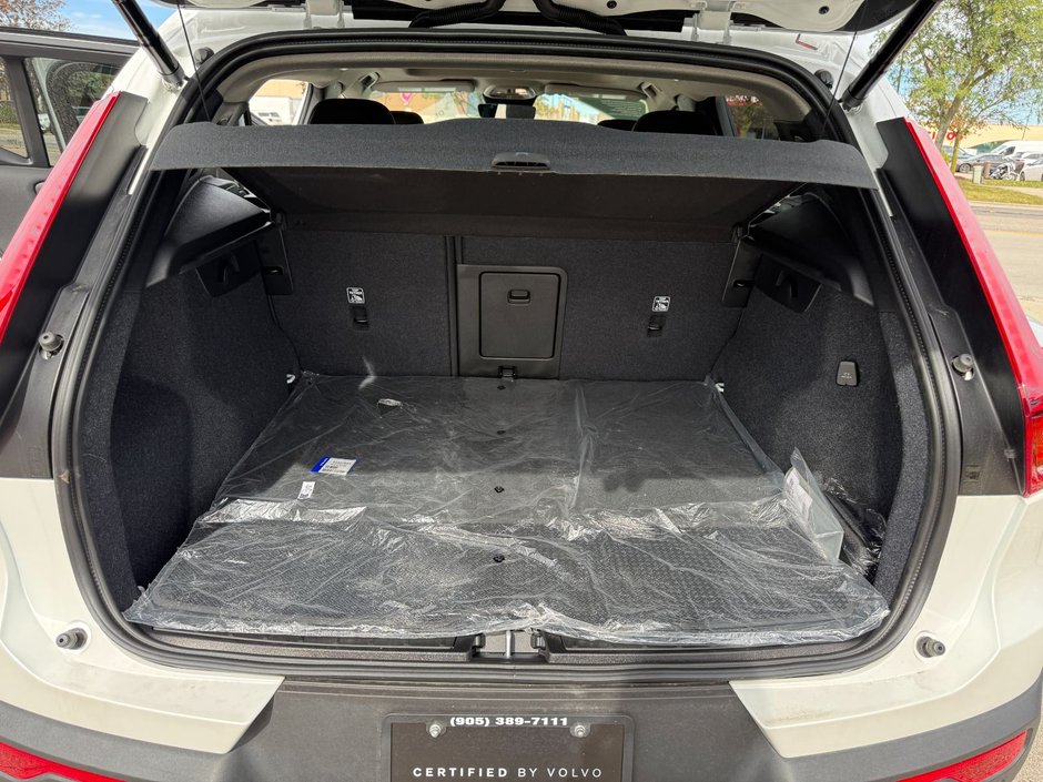 2026 Volvo XC40 Plus (Dark Theme)-15
