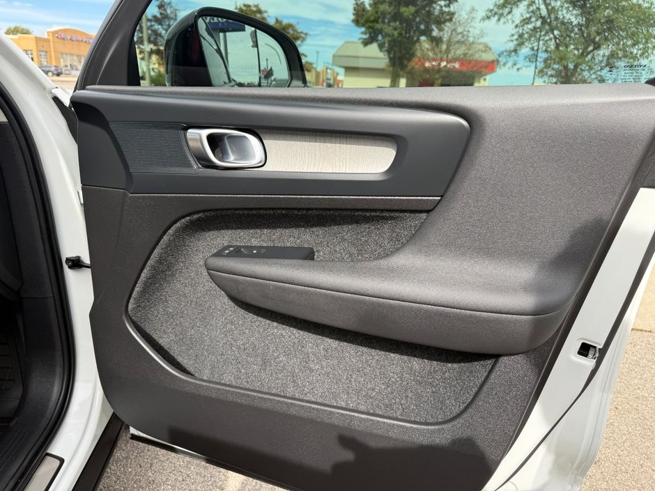 2026 Volvo XC40 Plus (Dark Theme)-18