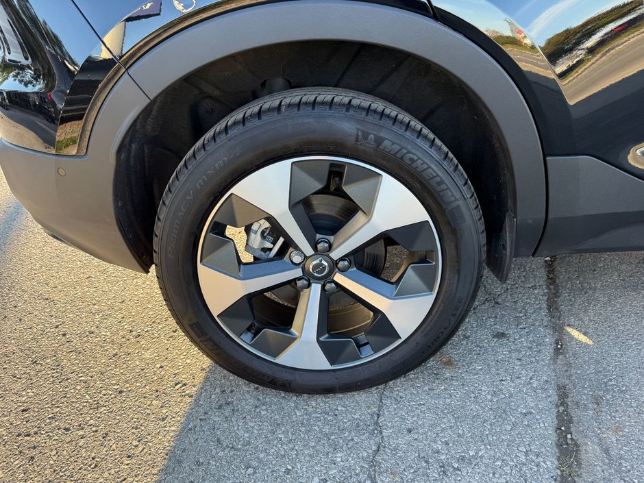 2026 Volvo XC40 Plus (Dark Theme)-23