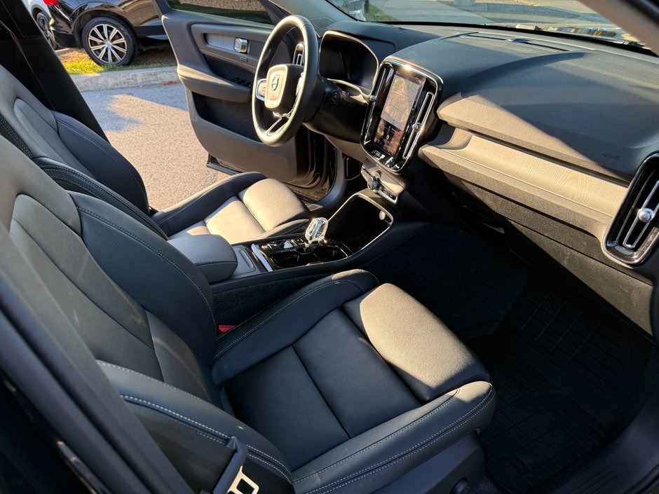 2026 Volvo XC40 Plus (Dark Theme)-17