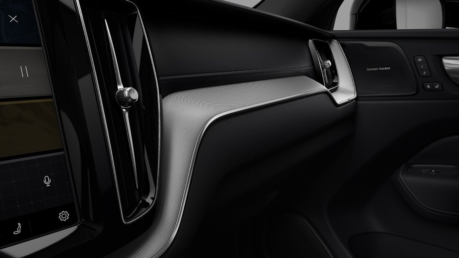 2025 Volvo XC60 Plug-in Hybrid Ultra Black Edition-6