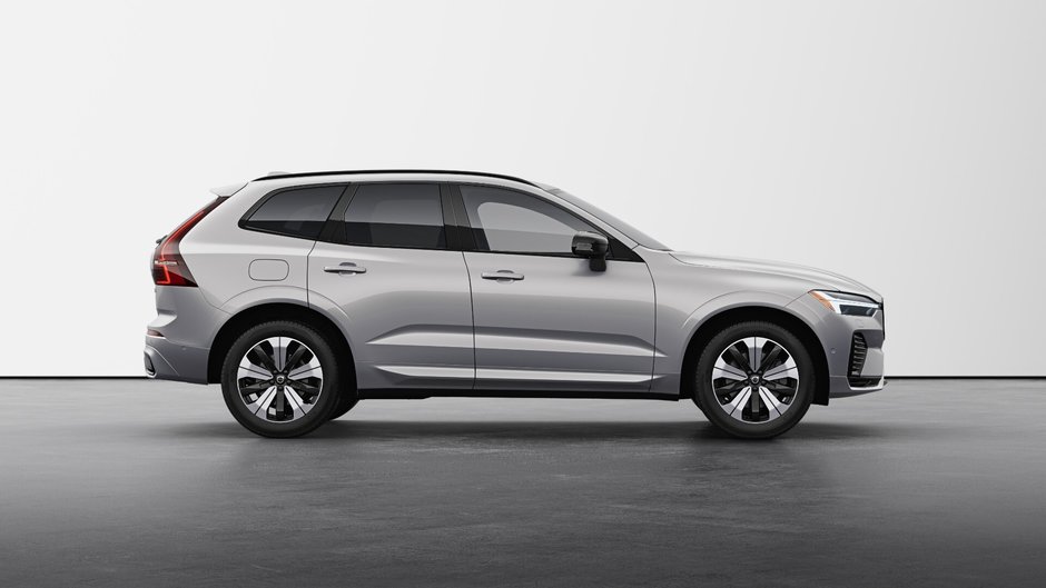 2025 Volvo XC60 Plug-in Hybrid Plus Dark Theme-4