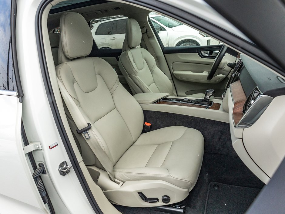 2021 Volvo XC60 Momentum-25