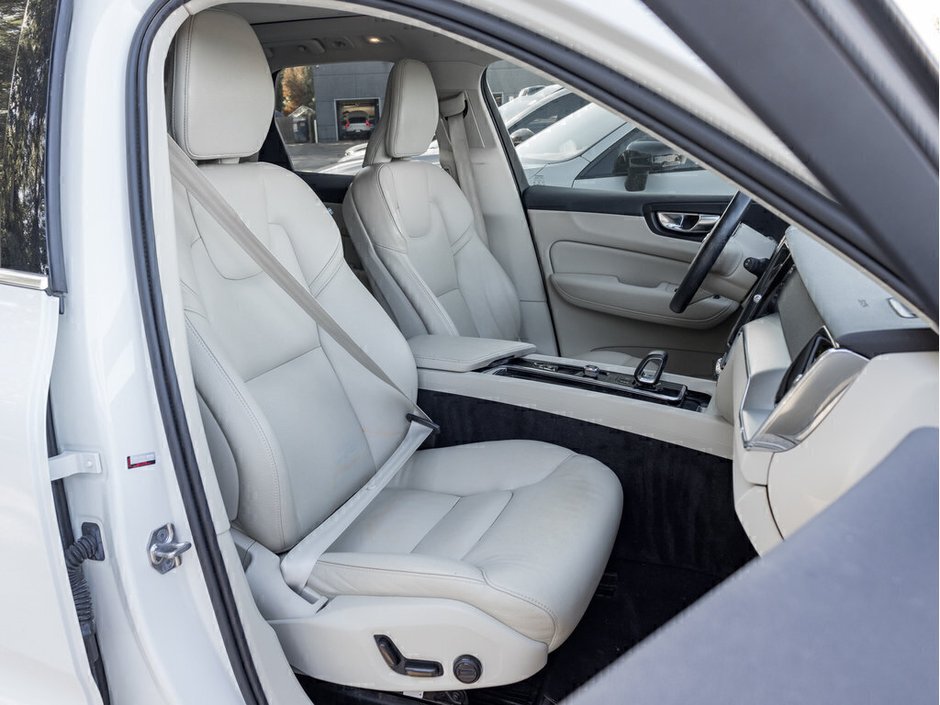 2022 Volvo XC60 Momentum-21