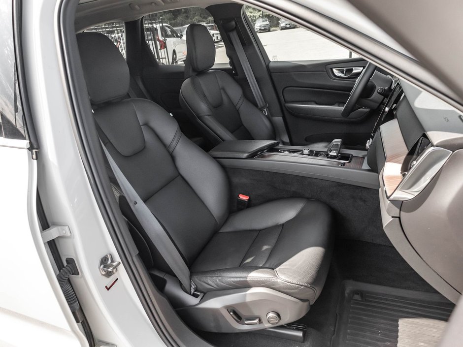 2022 Volvo XC60 Momentum-25