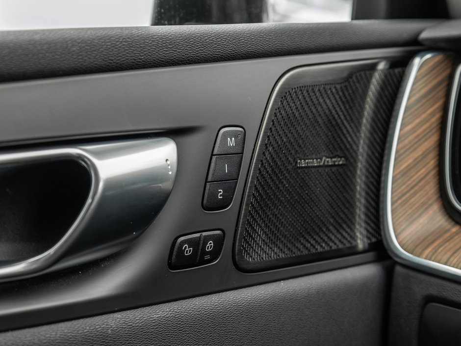 2023 Volvo XC60 Plus Dark Theme-15