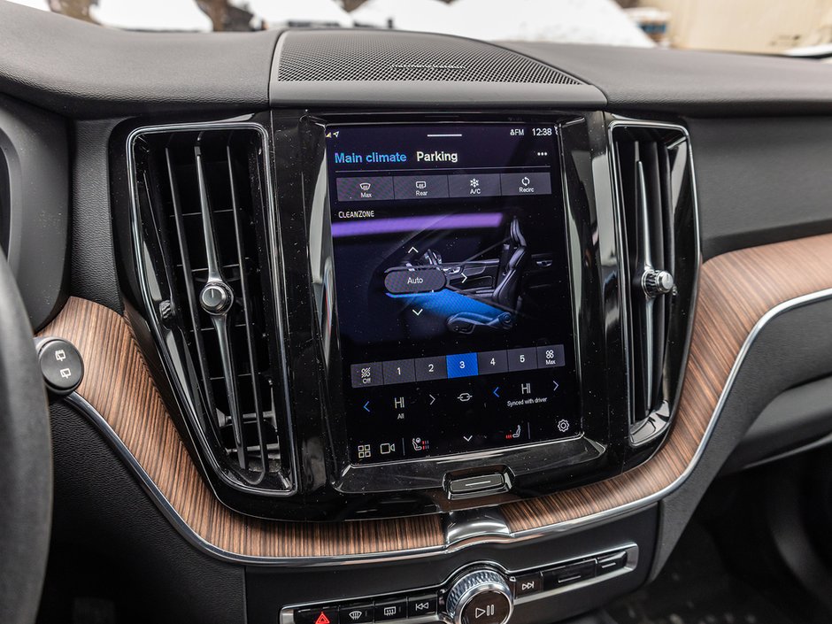 2023 Volvo XC60 Plus Dark Theme-18