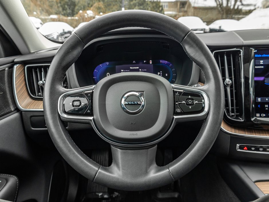 2023 Volvo XC60 Plus Dark Theme-7