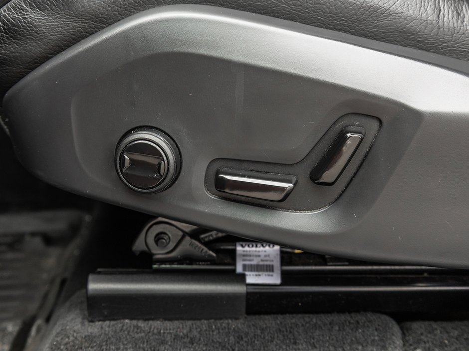 2023 Volvo XC60 Plus Dark Theme-14