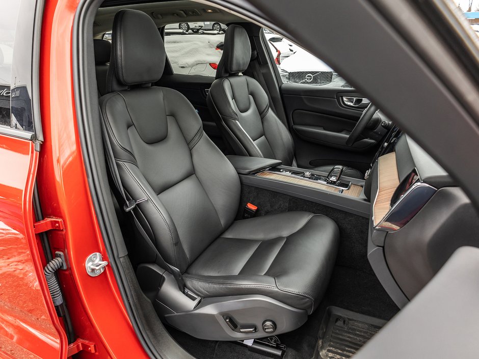 2023 Volvo XC60 Plus Dark Theme-22