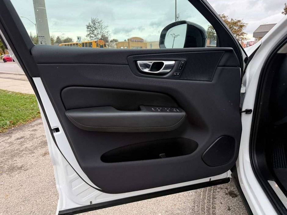 2024 Volvo XC60 Plus Dark Theme-23