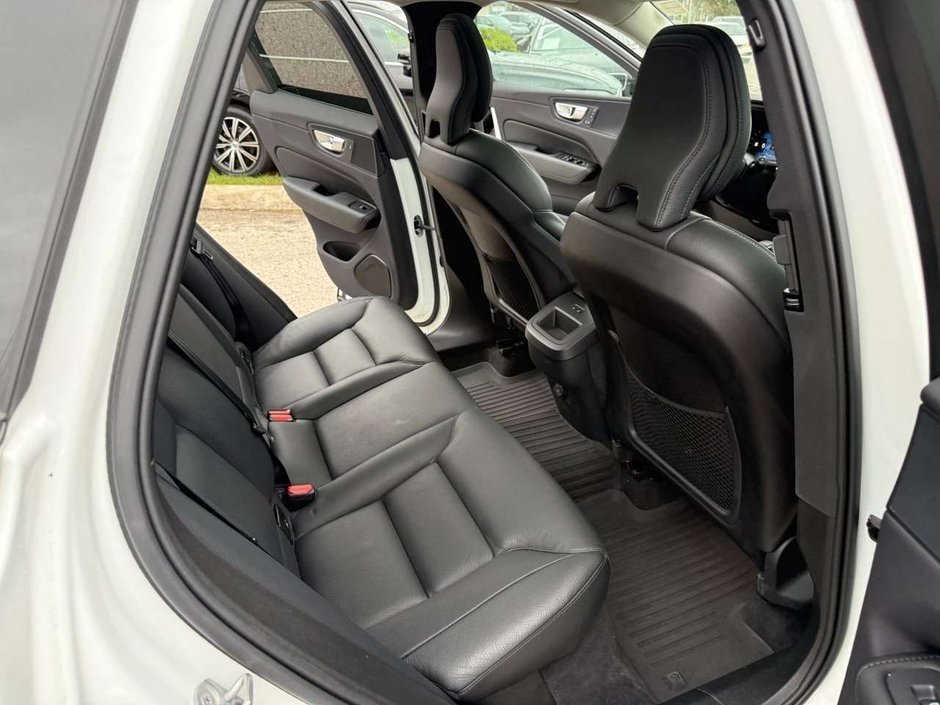 2024 Volvo XC60 Plus Dark Theme-17