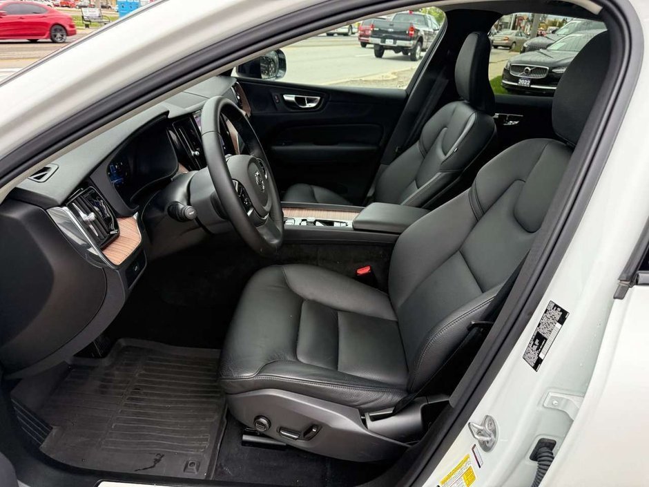 2024 Volvo XC60 Plus Dark Theme-14