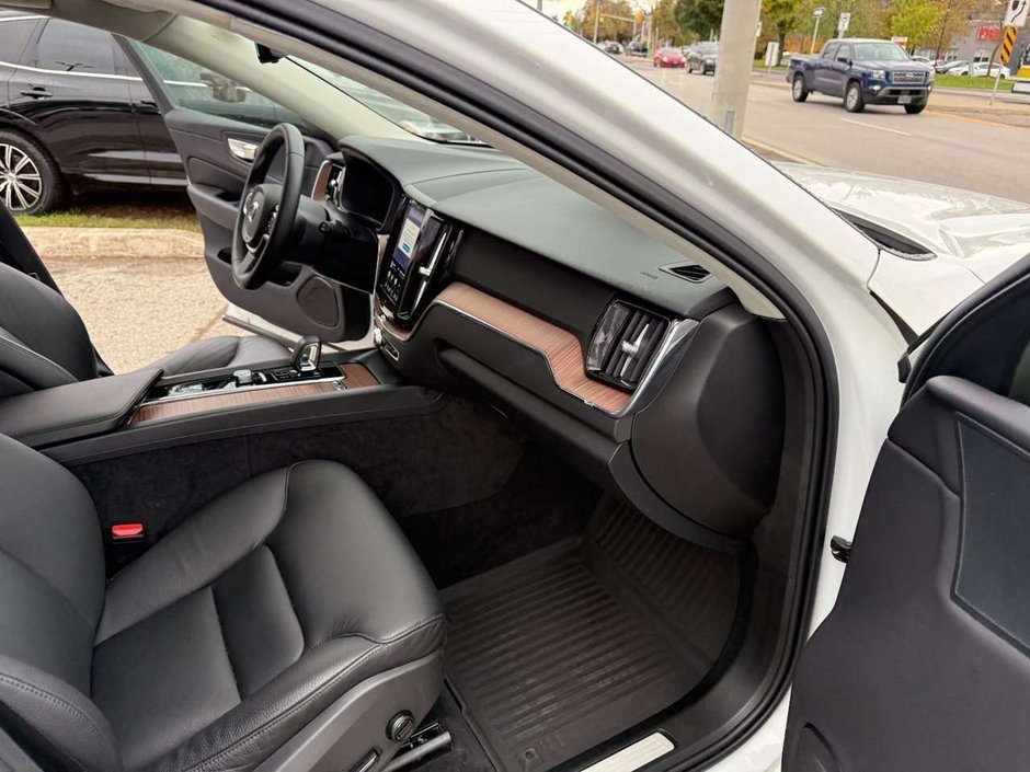 2024 Volvo XC60 Plus Dark Theme-18