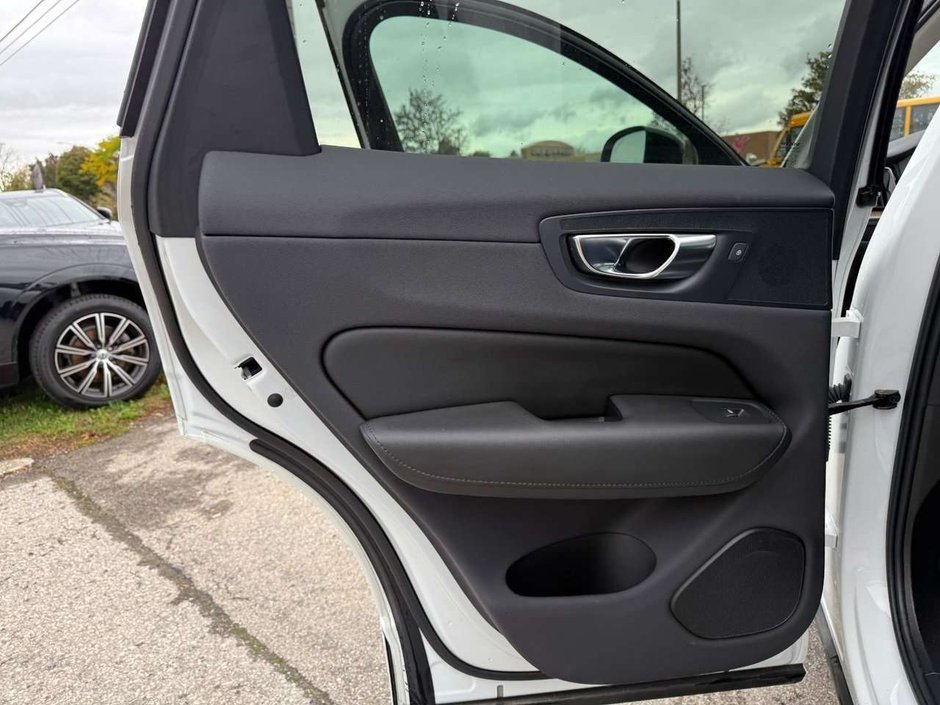 2024 Volvo XC60 Plus Dark Theme-22