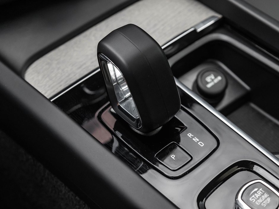 2025 Volvo XC60 Plus Dark Theme-20
