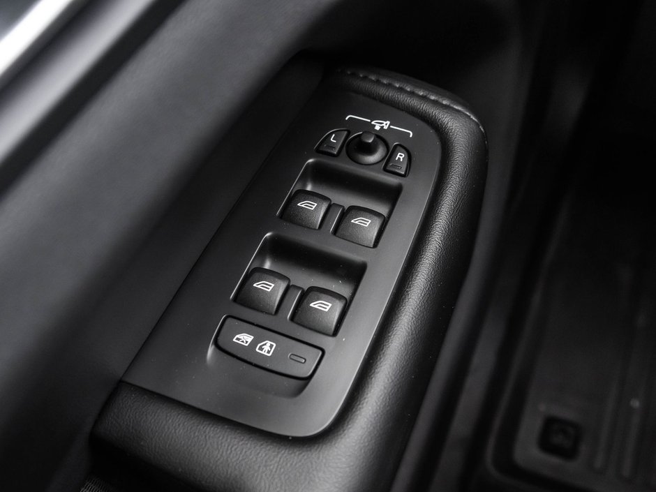 2025 Volvo XC60 Plus Dark Theme-17