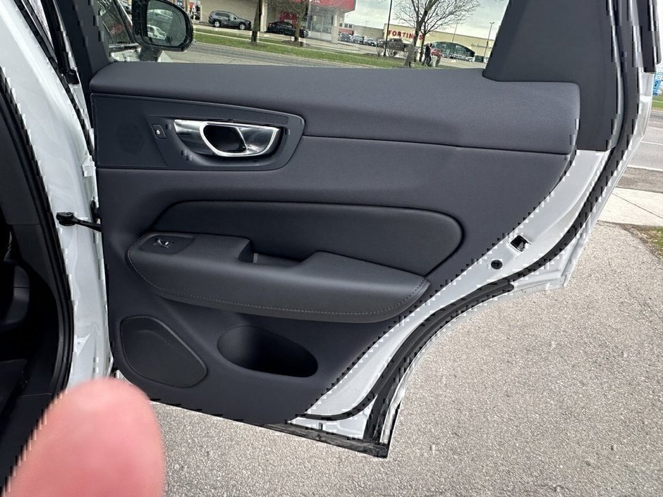 2025 Volvo XC60 Plus Dark Theme-17