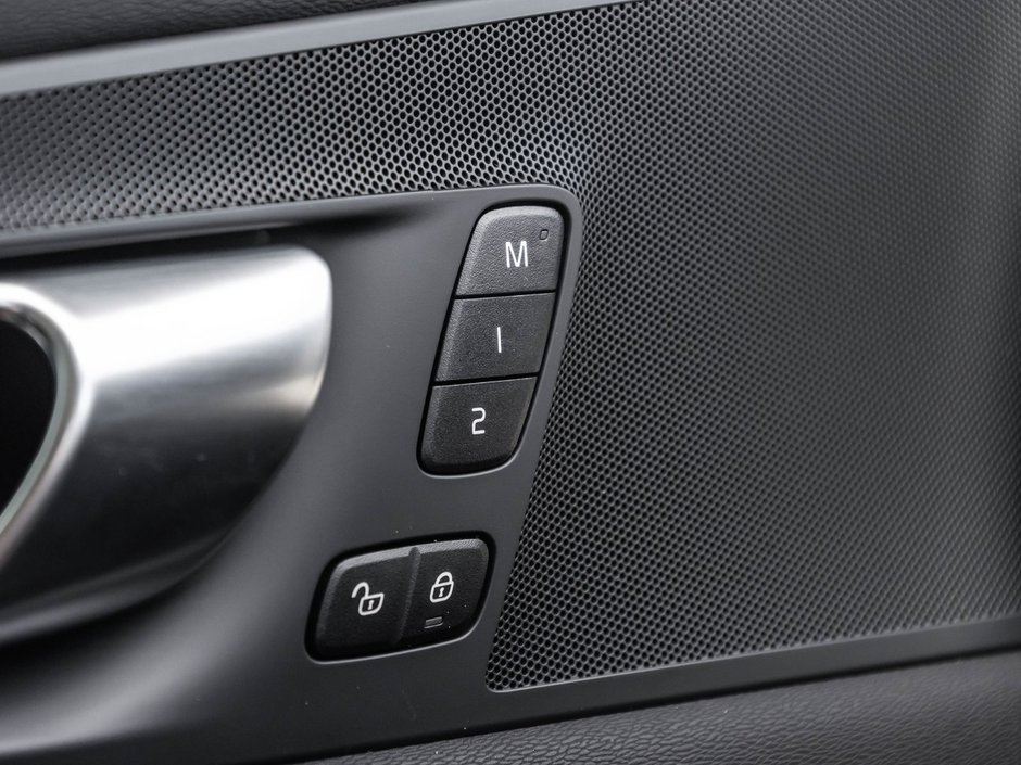 2025 Volvo XC60 Plus Dark Theme-18