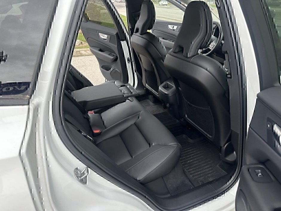 2025 Volvo XC60 Plus Dark Theme-14