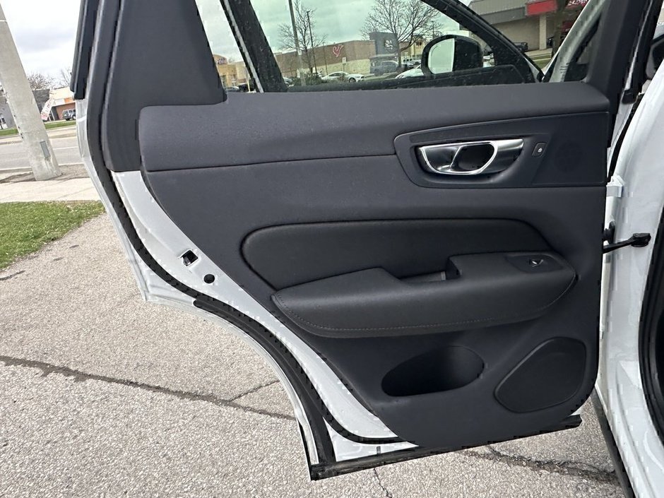 2025 Volvo XC60 Plus Dark Theme-18