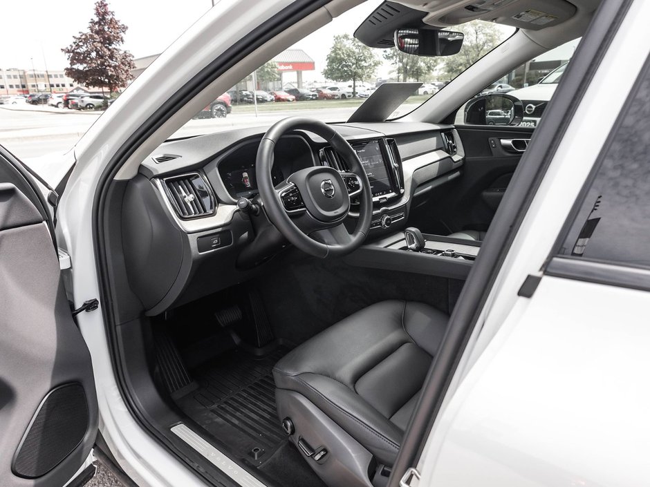 2025 Volvo XC60 Plus Dark Theme-8