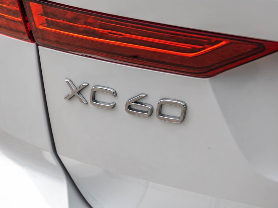 2025 Volvo XC60 Plus Dark Theme-3