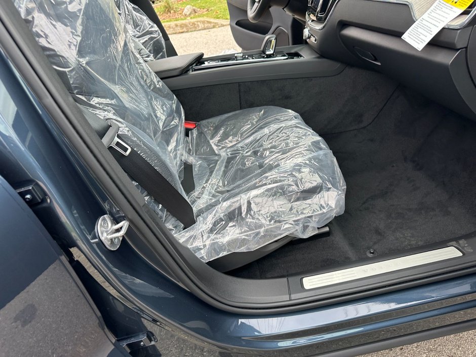 2025 Volvo XC60 Plus Dark Theme-19